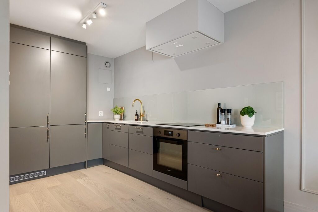 Kitchen with floor to ceiling cabinets and full-height storage – kitchen design ideas