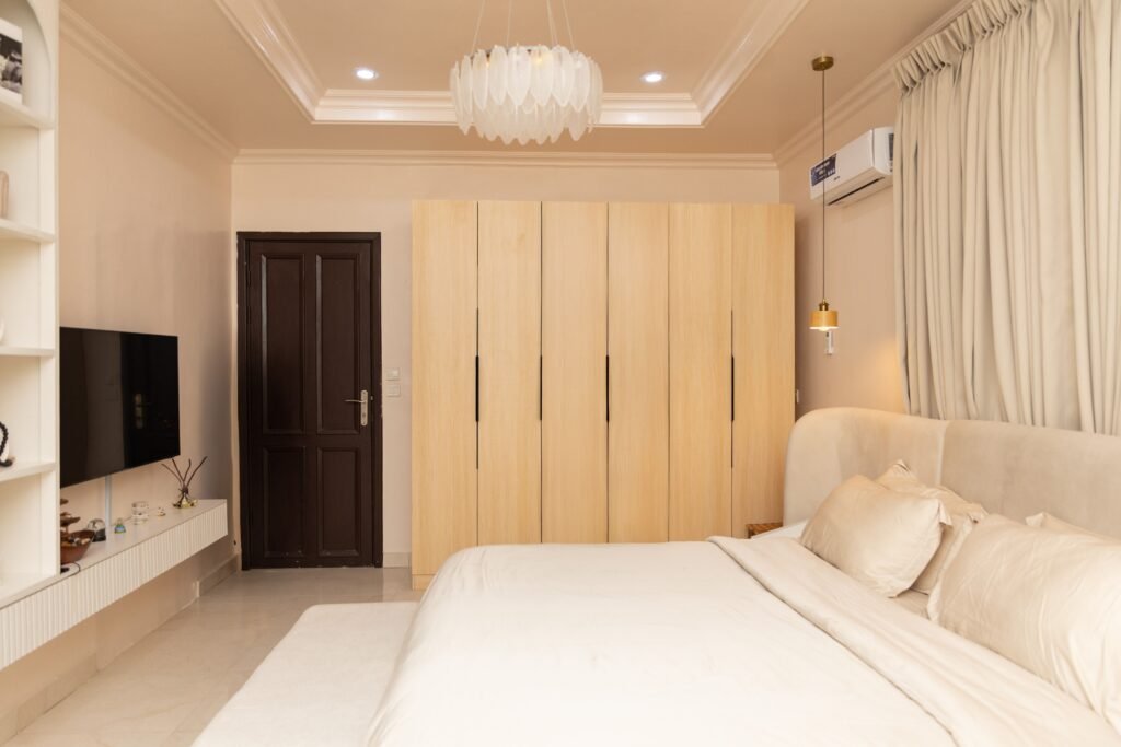 Affordable house in the USA featuring organized and clutter-free bedroom decorating ideas with practical storage solutions and budget-friendly decor.